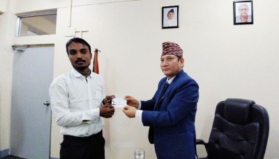  बाँकेमा पहिलो पटक आमाको नामबाट वंशजको नागरिकता जारी 